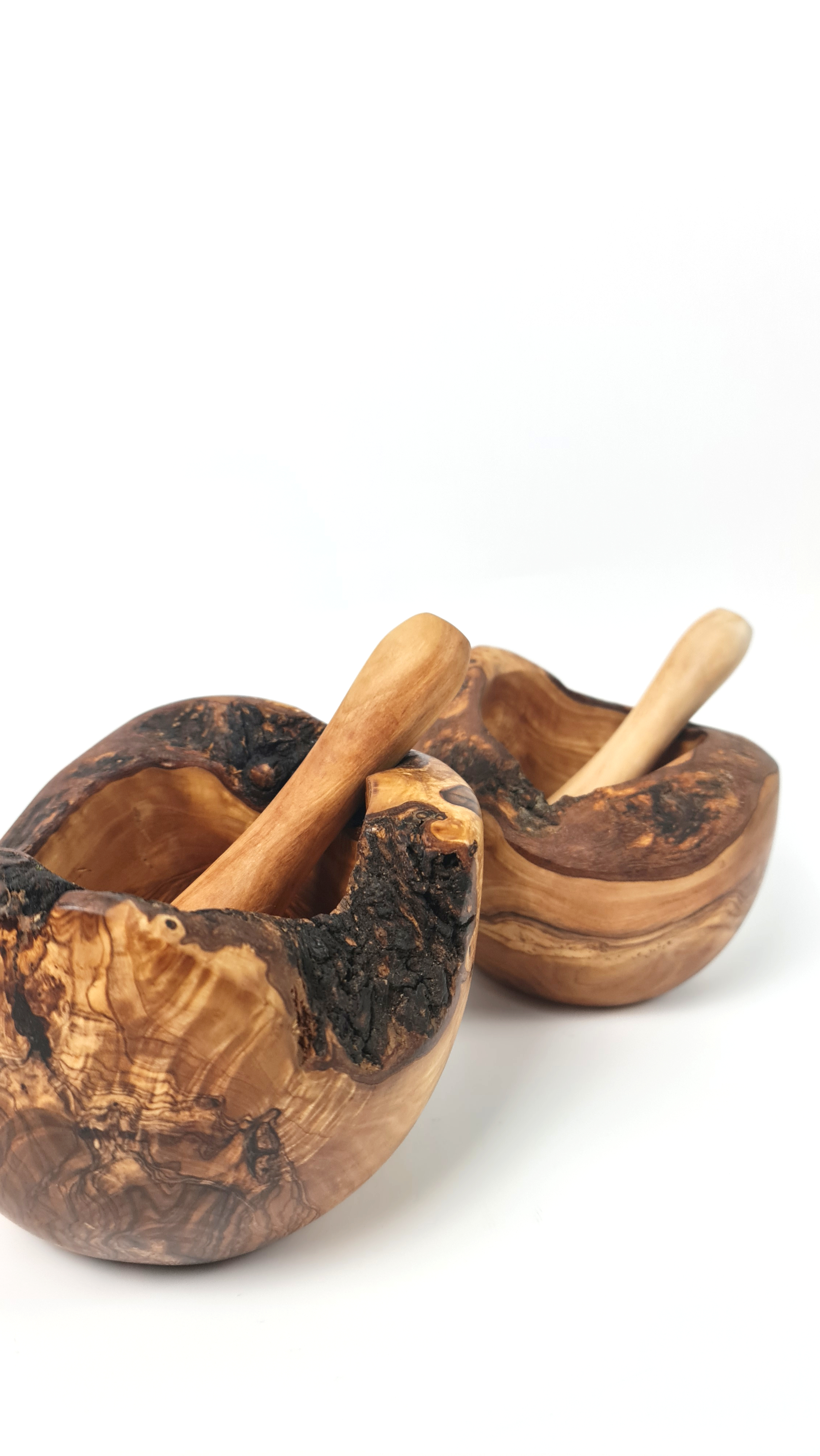 Rustikaler Mörser mit Stößel aus Olivenholz